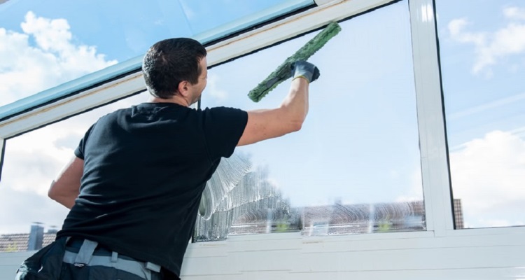 4 Things to Consider Before Availing Professional Window Cleaning Services